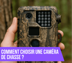 une main qui tient une camera de chasse dans une foret